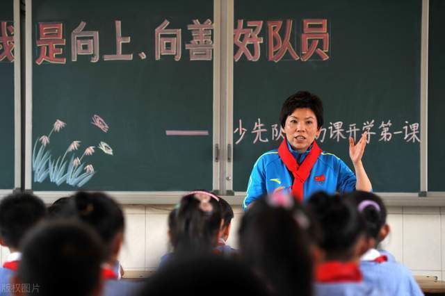 马尔斯（弗朗索瓦·达米昂 François Damiens 饰）是一位名不见经传的小小法式员，按时上班放工，回家吃饭睡觉，他的每天都在安分守纪当中渡过。个性很是通俗的马尔斯历来都不会给人留下甚么深入的印象，是以在岗亭上也很可贵到上司的重用。和马尔斯分歧，马尔斯的老婆米莉亚姆（蕾雅·德吕盖 Léa Drucker 饰）是一个彻彻底底的工作狂，全日将全数的精神都挥洒在岗亭上，因而，赐顾帮衬两个孩子沙拉（Jeanne Guittet 饰）和格雷古瓦（Tom Rivoire 饰）的责任就落在了马尔斯的肩上。